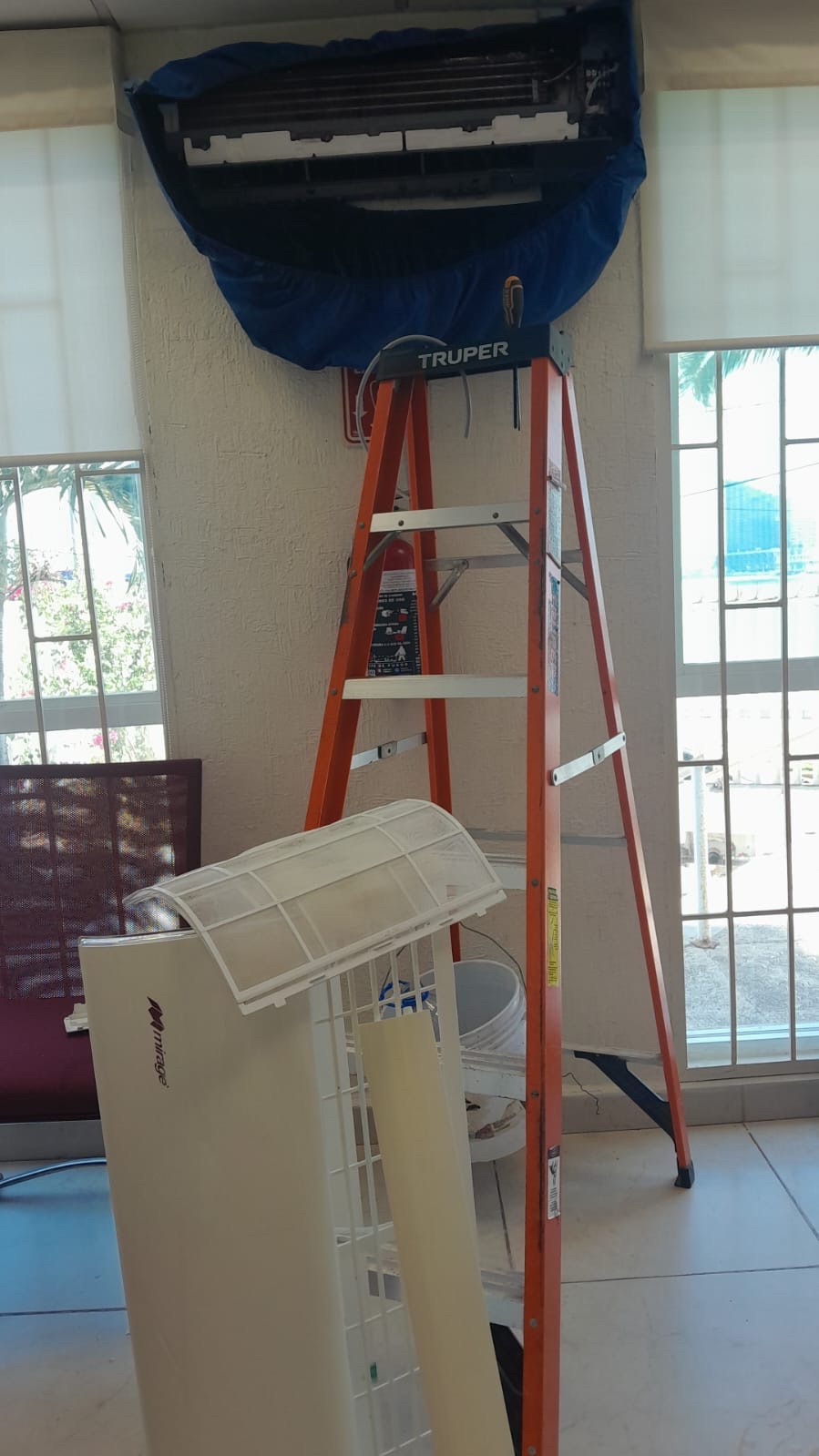 Equipo desmontado durante mantenimiento