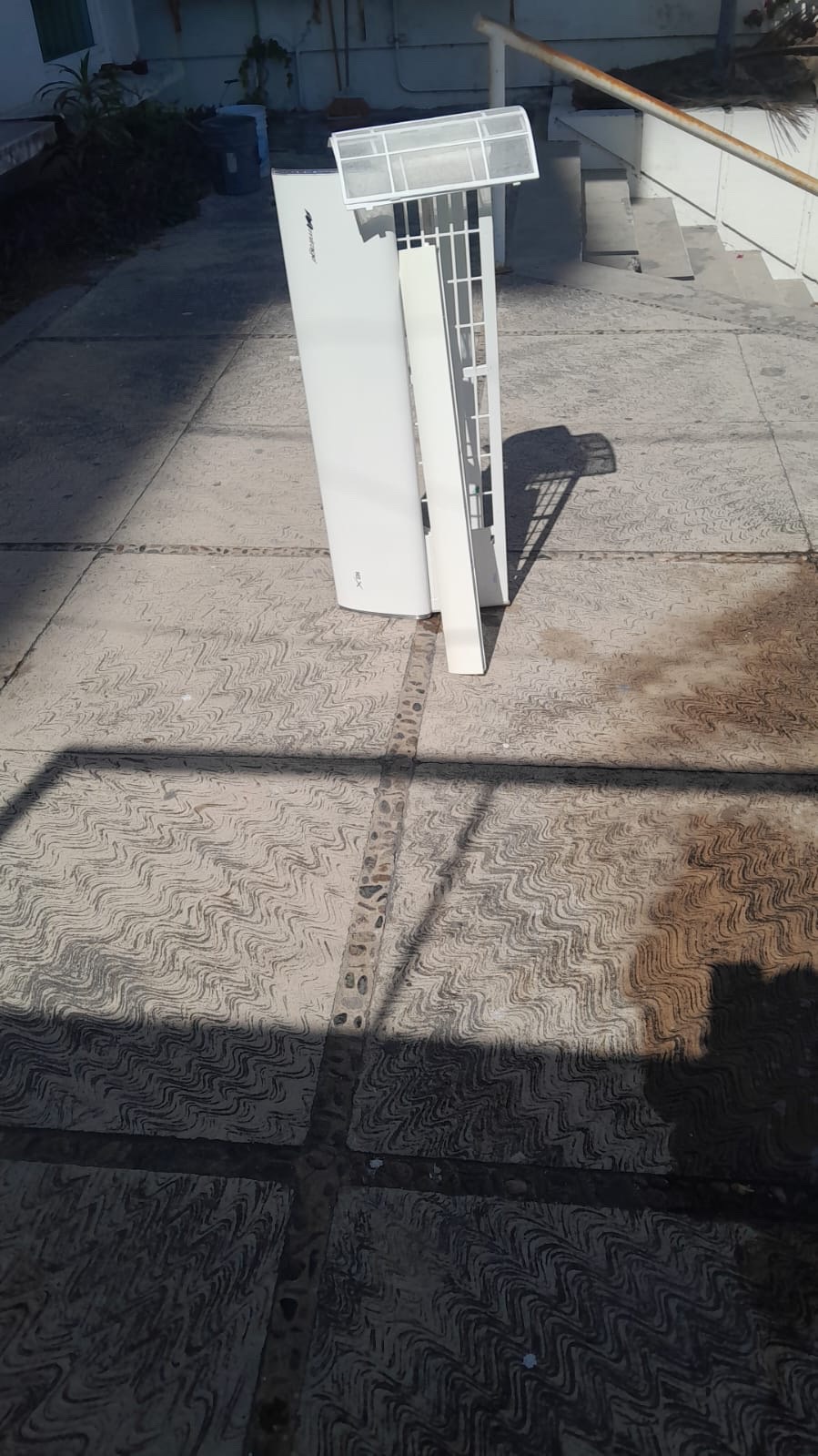 Partes del minisplit desmontadas para limpieza