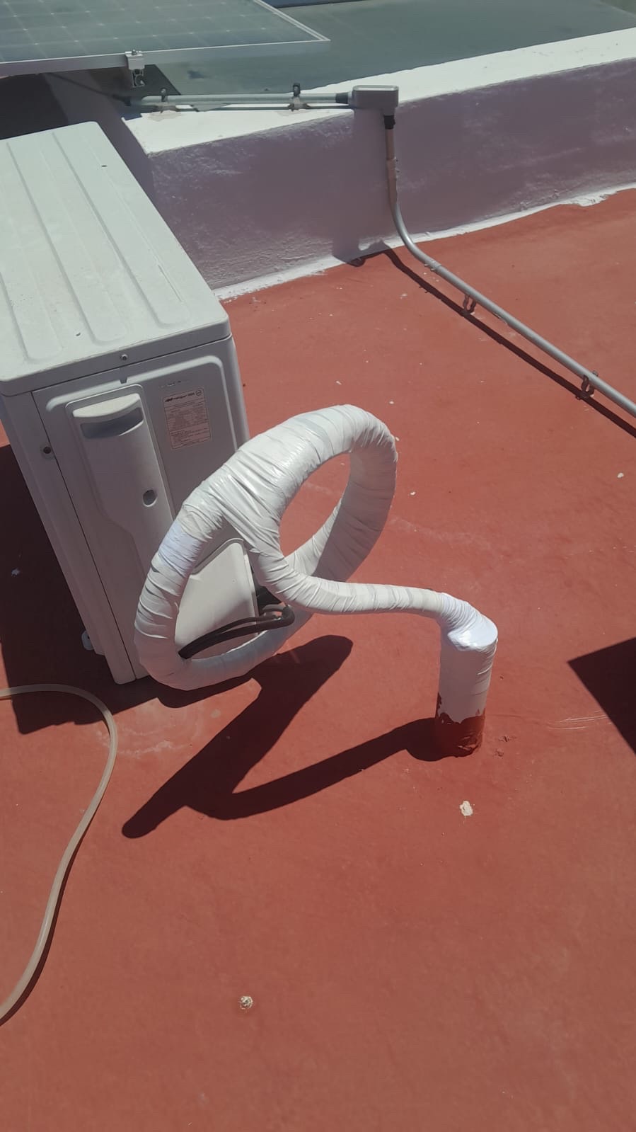 Técnico trabajando en unidad exterior