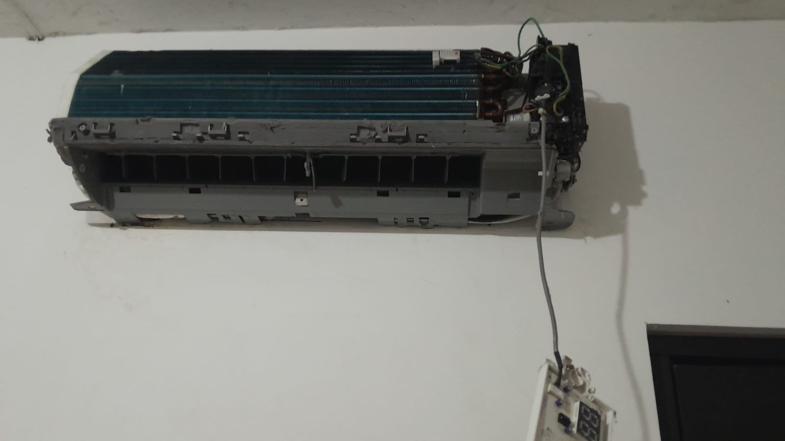 Detalle de tubería en instalación de aire acondicionado